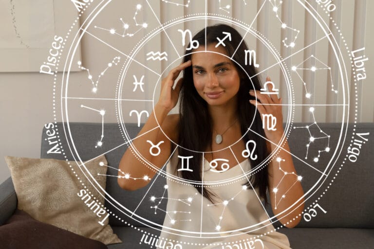 Kosmogram astrologiczny, notatnik i kompas na biurku